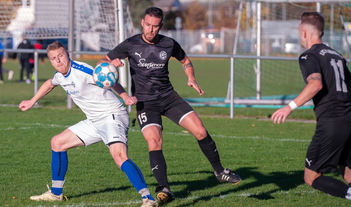 Viktoria Enzberg (in Weiß) und Birkenfeld teilen sich die Punkte.