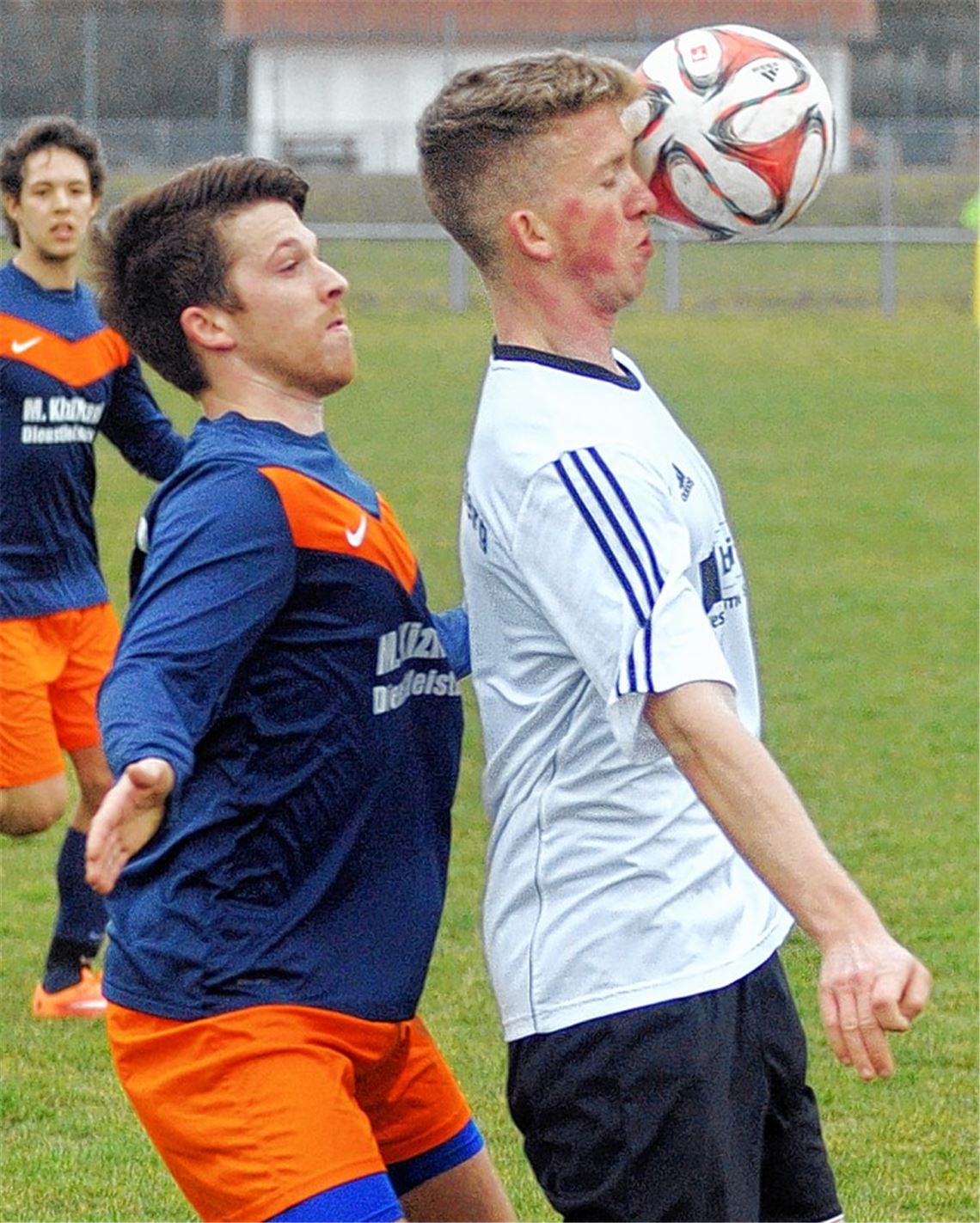 Viktoria Enzberg (weiße Trikots) knöpft dem Tabellenführer FV Knittlingen dank kompakter Defensive einen Punkt ab.