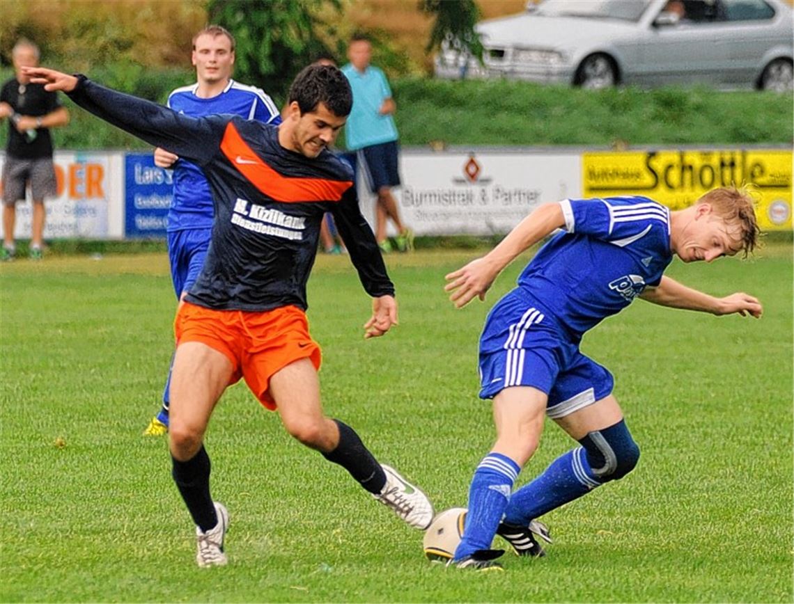 Viktoria Odenheim (in Blau) unterschätzt den FV Knittlingen bis zur Pause. Foto: Fotomoment