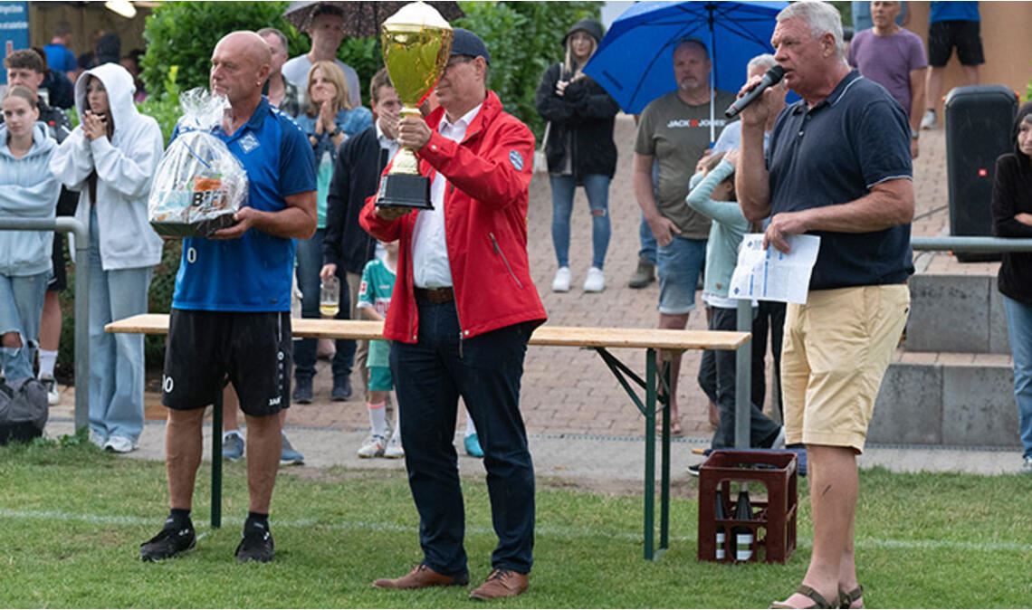 Viktoria-Sportvorstand Georg John, OB Frank Schneider und der Vorsitzende Heinz ...