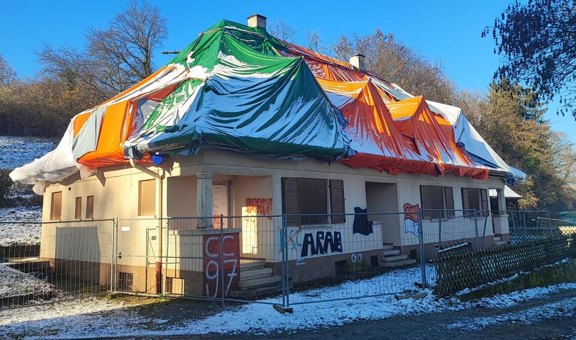 EnBW erntet Kritik für „Zirkus Roncalli“ Villa Kunterbunt mitten im Landschaftsschutzgebiet: die früheren Betriebswohnungen des Flusskraftwerks der EnBW im Enztal zwischen Mühlhausen und Roßwag. Foto: privat