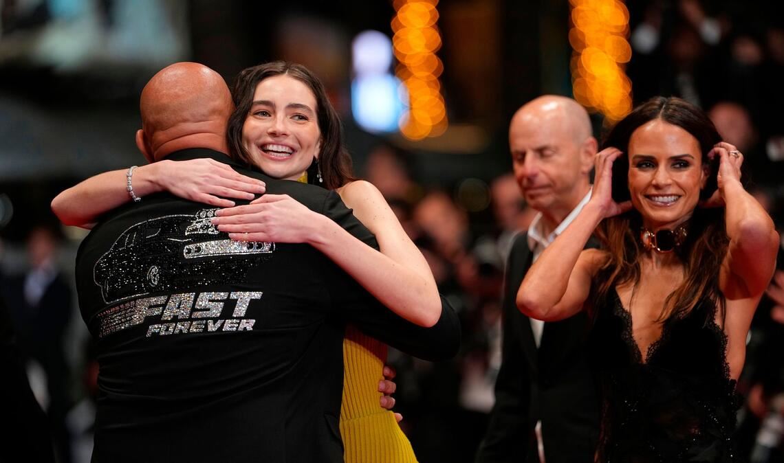Vin Diesel umarmt die Tochter von Paul Walker, Meadow Walker.