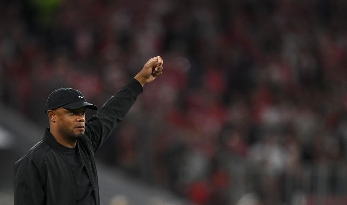 Die Bayern rollen los und feiern mit einem Bosse-Handschlag Vincent Kompany zeigt die Richtung in seinem zweiten Jahr an: Er will in allen Wettbewerben ganz nach oben.