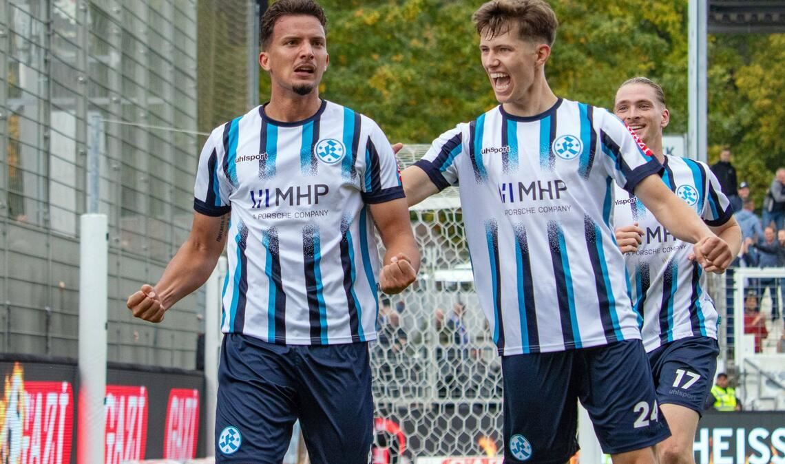 Vincent Schwab freut sich mit seinem Innenverteidiger-Kollegen Milan Petrovic (li.) über Erfolge der Stuttgarter Kickers.