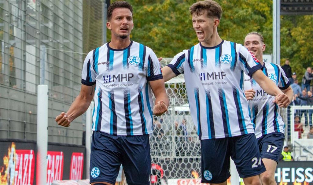 Vincent Schwab (re., neben Milan Petrovic) trifft am 7. März mit den Stuttgarter Kickers auf seinen Ex-Club TSV Steinbach Haiger.