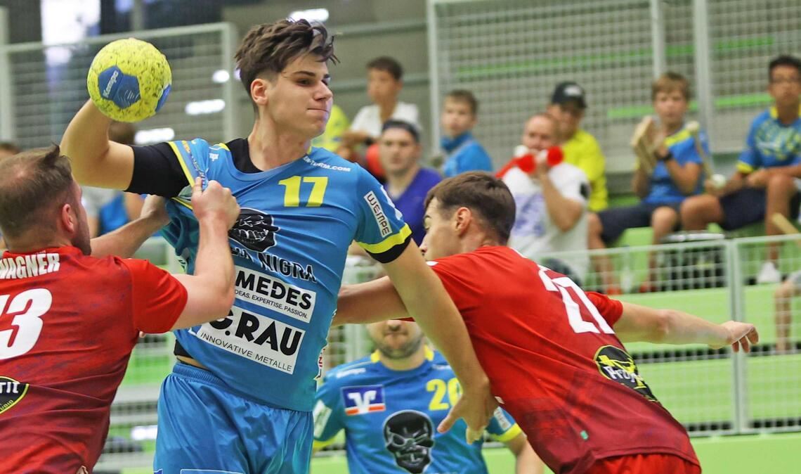 Vincent Virzi (in Blau) und die SG Pforzheim/Eutingen wollen die Tabellenführung verteidigen, auch wenn der Gegner kein Geringerer als Zweitliga-Absteiger Würzburg ist. Foto: Müller