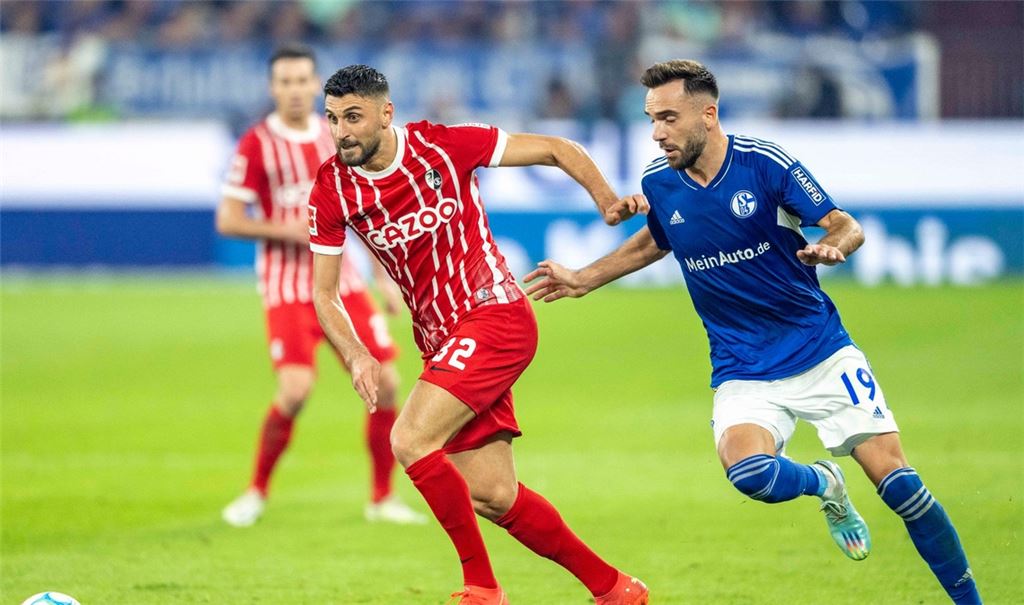 Vincenzo Grifo (l) war Freiburgs Matchwinner beim Sieg auf Schalke.