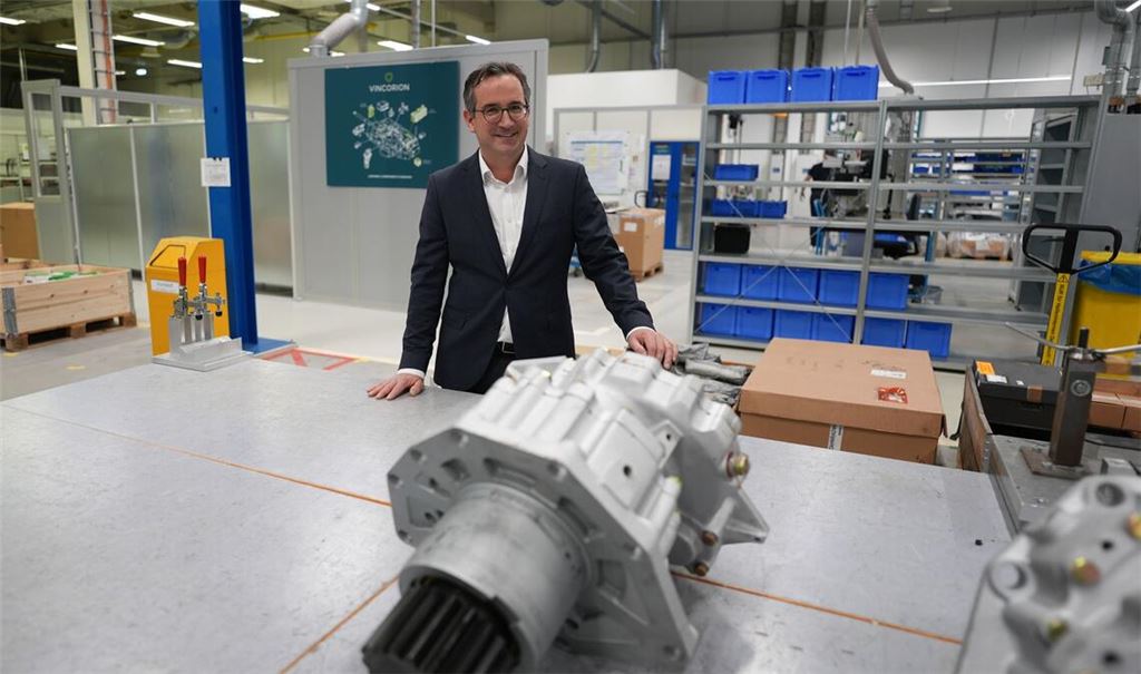 Vincorion-Chef Kajetan von Mentzingen in einer Produktionshalle seines Unternehmens. (Archivbild)