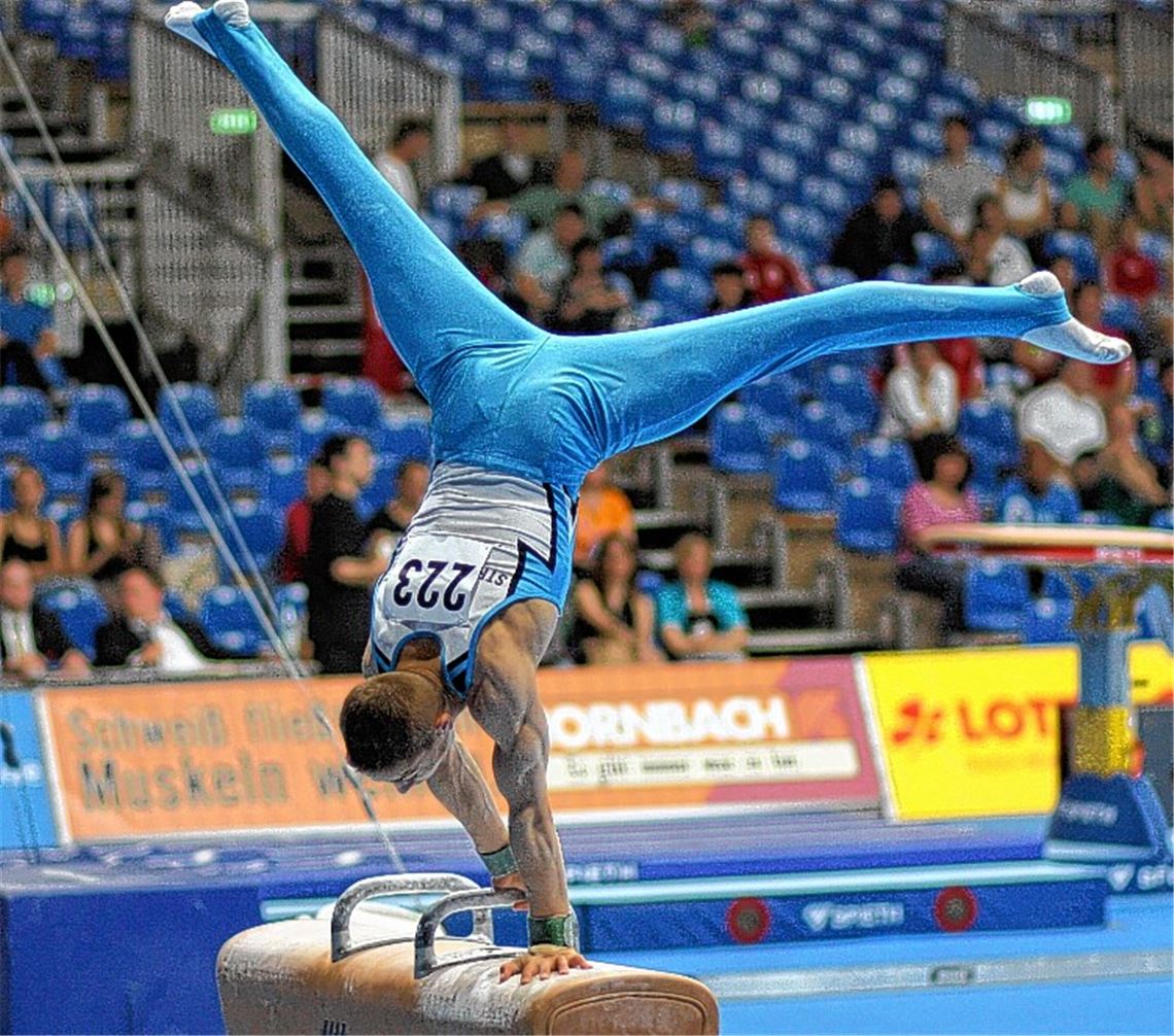 Vinzenz Haug zeigt die schwierigste Pauschenpferd-Übung der Konkurrenz (li.) und wird Deutscher Junioren-Meister im Mehrkampf. Bei der Siegerehrung (rechtes Bild) strahlt er zwischen den Platzierten Luca Ehrmantraut (TSV Limbach, li.) und Kevin Wittig (Eintracht Frankfurt.) Fotos: privat