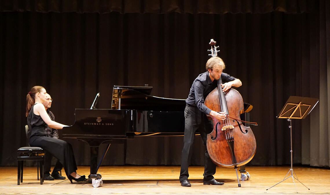 Virtuoses Duo: Simon Wallinger am Kontrabass und Pianistin Sophia Weidemann. Foto: Bastian