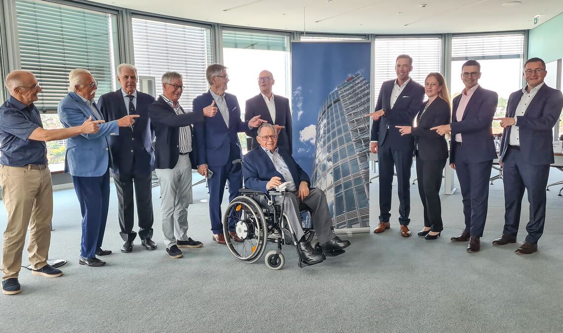 Visionäre und Entscheidungsträger von damals und heute feiern das Jubiläum 25 Jahre Sparkassen-Turm in Pforzheim (v. li.): Architekt Hermann Landgräber, Nachbar Albert Esslinger-Kiefer, der frühere Oberbürgermeister Joachim Becker, die einstigen Sparkassen-Chefs Herbert Müller, Wolfgang Daum und Stephan Scholl, der ehemalige Enzkreis-Landrat Werner Burckhart und der aktuelle Sparkassenchef Sven Eisele mit den weiteren Vorstandsmitgliedern Kerstin Gatzlaff, Vincenzo Giuliano und Georg Stickel. Foto: Metzbaur
