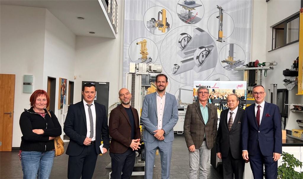 Visite (v. li.): Silvia Storzer vom Jobcenter, der Technische Leiter Alexander Weisser, Wirtschaftsförderer Jochen Enke, Landrat Bastian Rosenau, Bürgermeister Armin Pioch, Firmenchef August Winkel und Vertriebsleiter Athanasios Loupas. Foto: Winkel GmbH