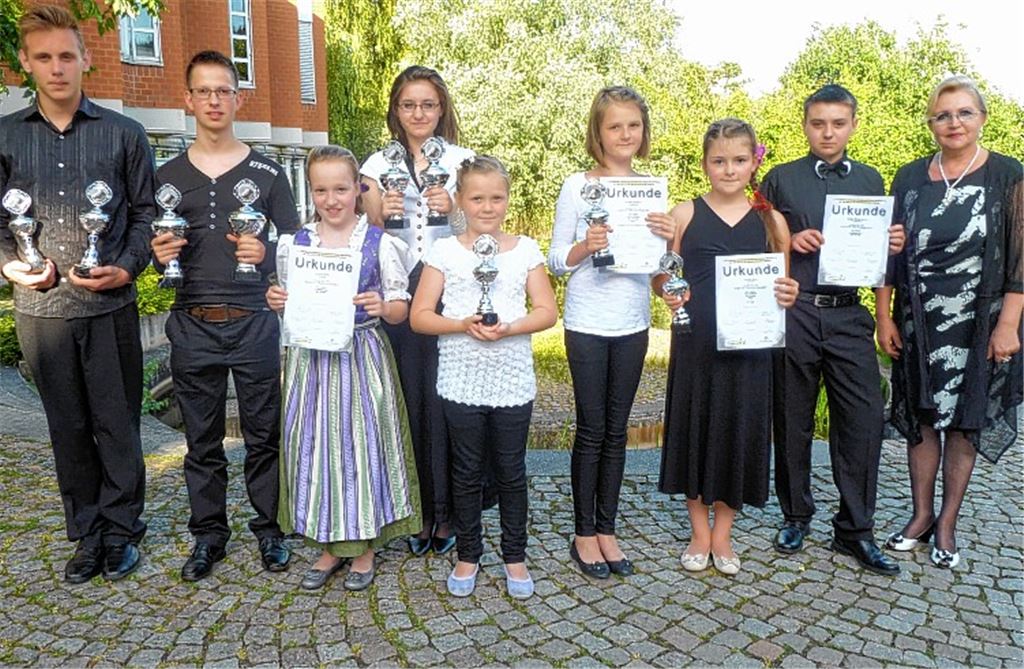 Vitalij Krotov (v.li.), Thomas Schmelzle, Melissa Forster, Sophie Herzog, Evelyn Winterholler, Jessica Winterholler, Angelika Vogel, Michael-William Fischer und die Musikschulleiterin Margarete Glock.