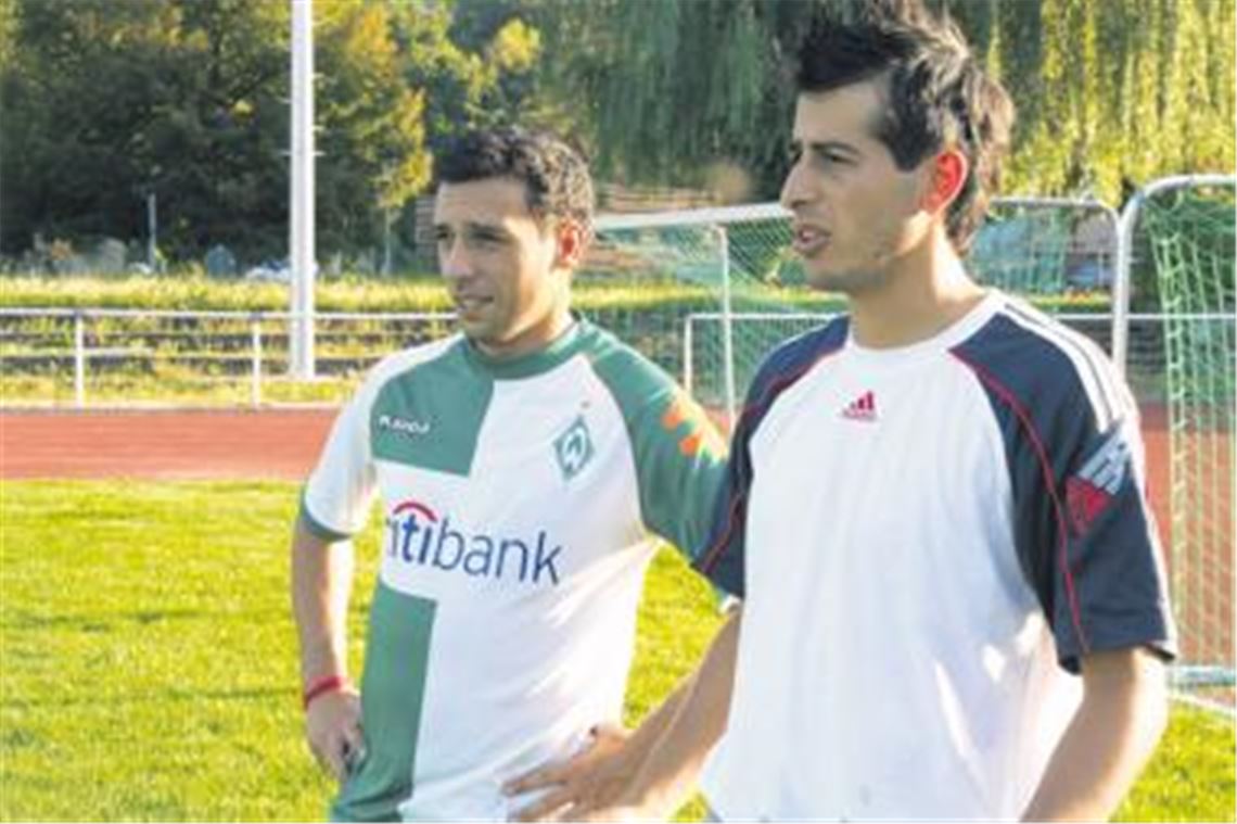 Vitor de Sousa (li.) setzt sich mit seinen Vorstellungen durch und überzeugt seinen Trainerpartner Ehab Ahmad von der Viererkette.
Archivfoto: Eigner