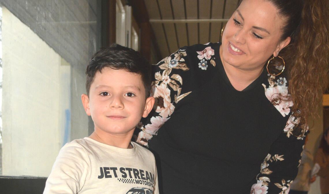 Vittorio Candiello, hier mit Mutter Jessica, wird bei der Prozession Pontius Pilatus die Schüssel mit Wasser reichen. Fotos: Stahlfeld