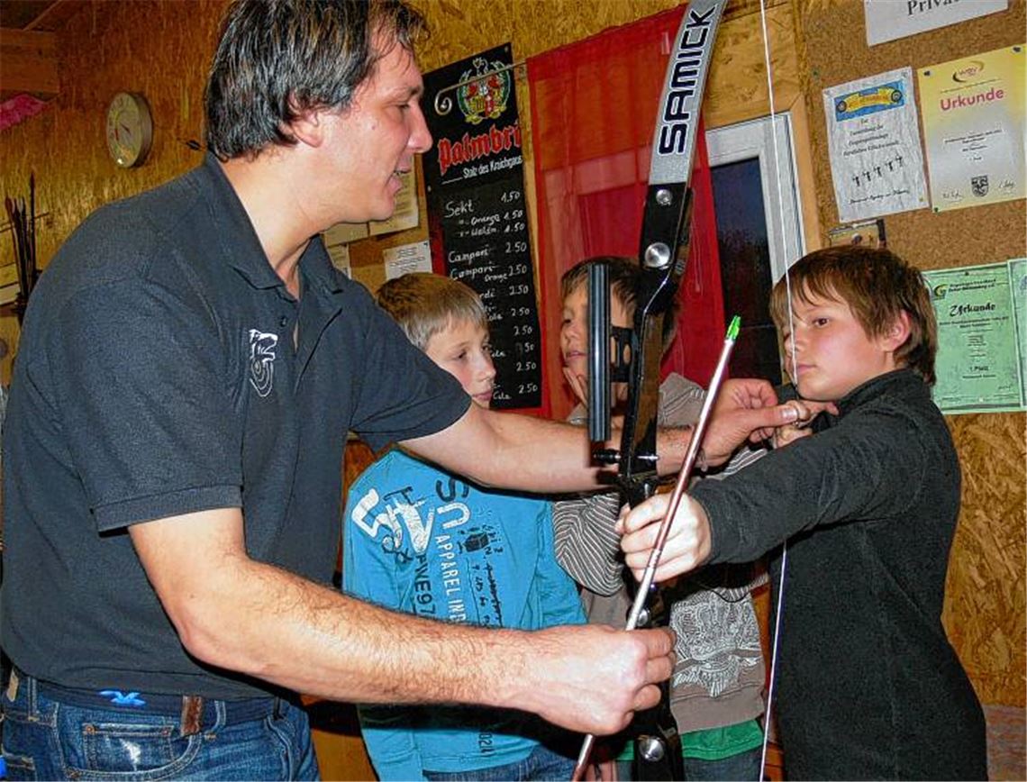 Vize-Europameister Sven Giesa passt den jungen Sternenfelser Bogenschützen ihren individuellen Bogen an.