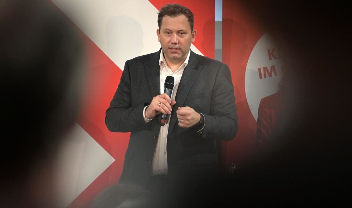 Vizekanzler und SPD-Chef Lars Klingbeil will die deutsche Autoindustrie in der Krise unterstützen.