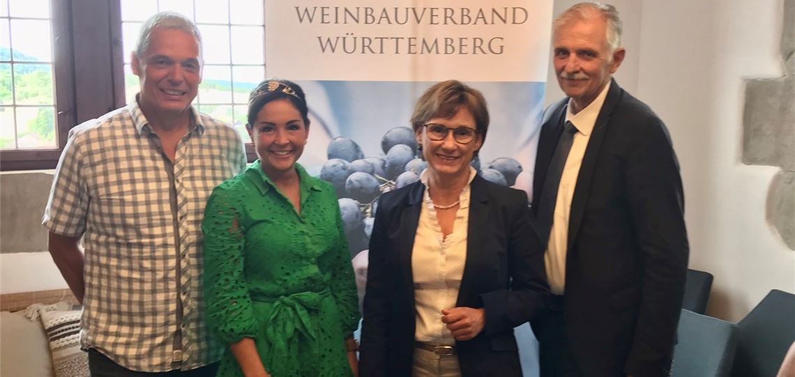 Vizepräsident Peter Albrecht (v.li.), Weinprinzessin Franziska Pfizenmayer, Staatssekretärin Sabine Kurtz und Weinbaupräsident Hermann Hohl. Foto: WVW
