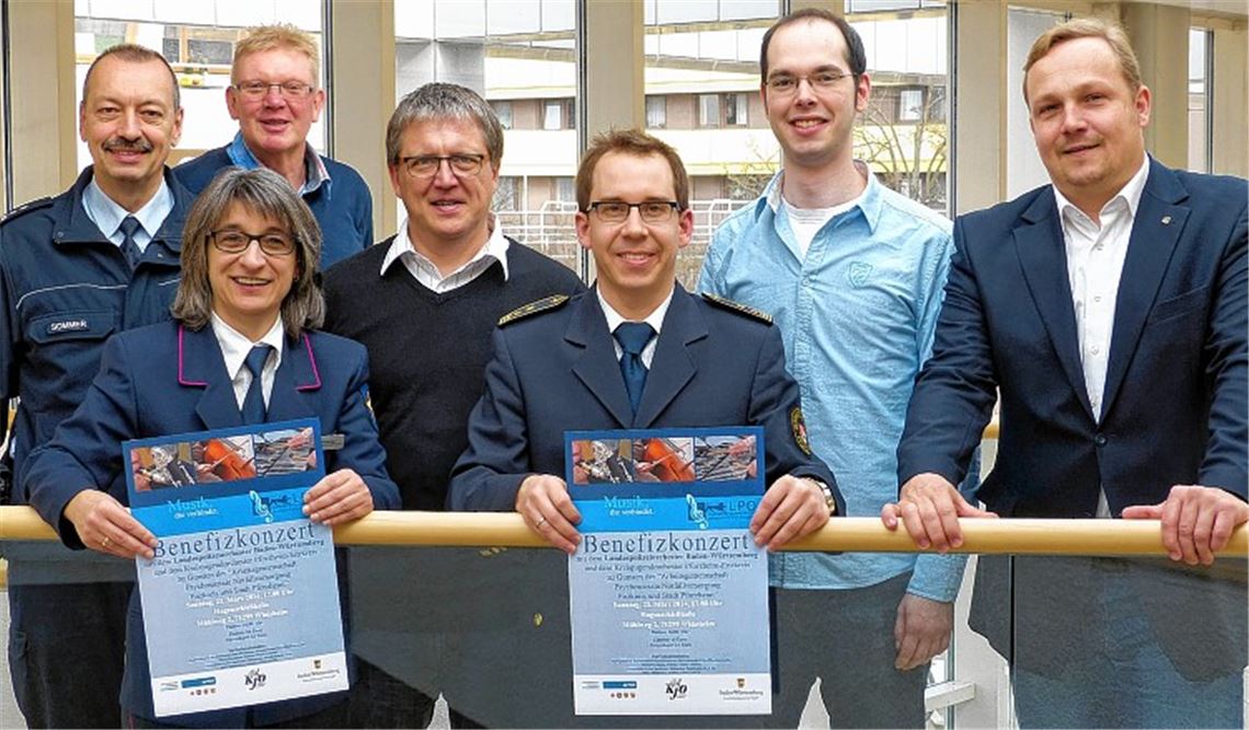 V.li. Günter Sommer (Polizei), Frank Winterfeldt (hinten, Feuerwehr Pforzheim), Regina Wacker (vor ihm, koordinierende Notfallseelsorgerin, Feuerwehr), Toni Scholl (musikalischer Leiter Landespolizeiorchester), Sebastian Fischer (Leiter Berufsfeuerwehr), Sascha Morlock (organisatorischer Leiter Kreisjugendorchester) und Christian Spielvogel (Kreisbrandmeister).Foto: Roth