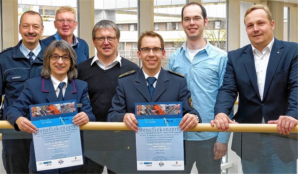 V.li. Günter Sommer (Polizei), Frank Winterfeldt (hinten, Feuerwehr Pforzheim), Regina Wacker (vor ihm, koordinierende Notfallseelsorgerin, Feuerwehr), Toni Scholl (musikalischer Leiter Landespolizeiorchester), Sebastian Fischer (Leiter Berufsfeuerwehr), Sascha Morlock (organisatorischer Leiter Kreisjugendorchester) und Christian Spielvogel (Kreisbrandmeister).Foto: Roth