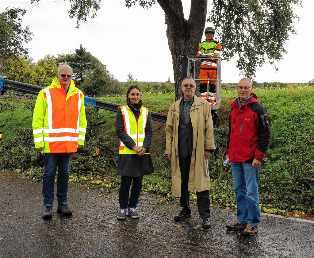 V.li. (vorne): Heinrich Elwert, Leiter Straßenmeisterei, Sandy Hillbrecht, Leiterin Sachgebiet Straßenbau, Landrat-Stellvertreter Wolfgang Herz und Obstbaufachberater Bernhard Reisch.