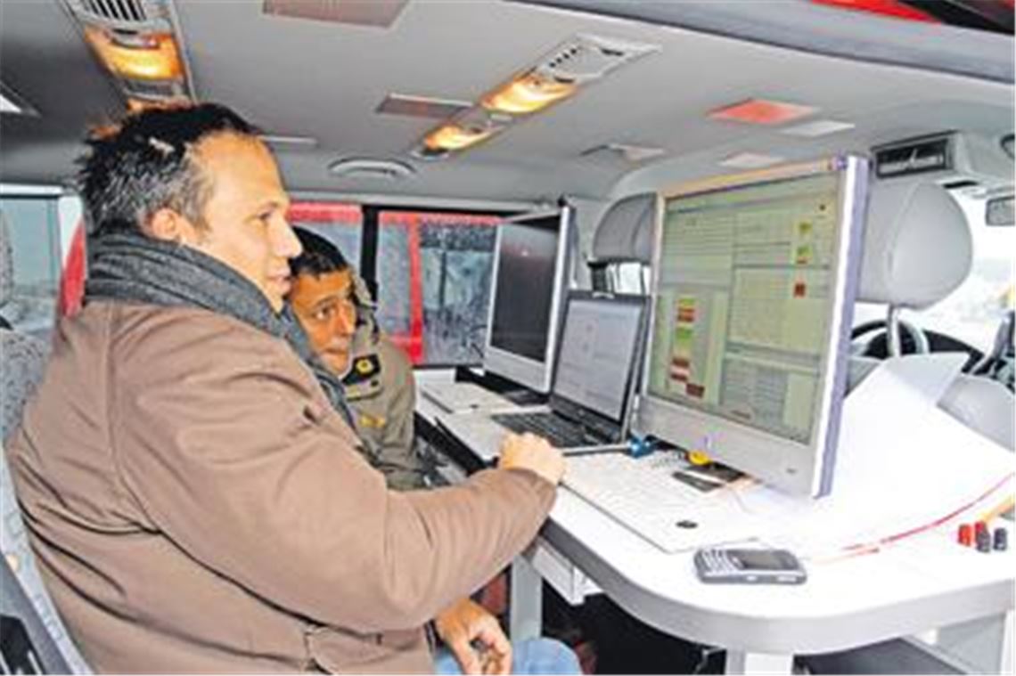 Vodafone-Techniker bei den letzten Kontrollmessungen in Sternenfels. Hier liegen die Übertragungsgeschwindigkeiten im LTE-Netz am oberen Limit. 
Foto: Hansen