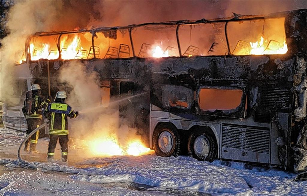Reisebus brennt komplett aus