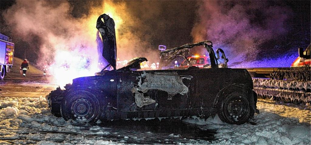 Völlig ausgebrannt ist im Februar der Mini einer damals 18-Jährigen auf der B14. Der Enzberger Volkan Sukes hat der Schwerverletzten das Leben gerettet. Foto: Beytekin