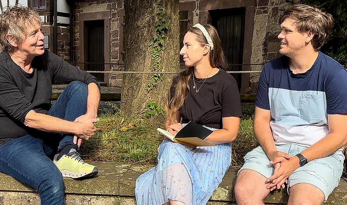 Völlig entspannt: Peter Freudenthaler (li.) im Gespräch mit Musikjournalistin Vanessa Jertschewske und dem US-Amerikaner Chris Mendell. Foto: privat