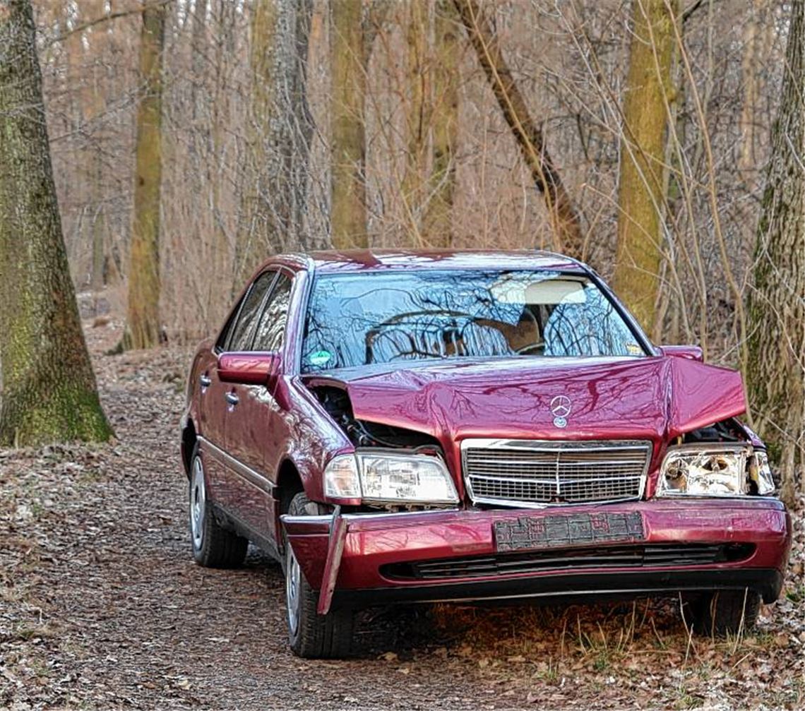 Völlig falsche Route: Der vom Unfall beschädigte Mercedes bleibt auf dem schmalen Weg durch den Kißlingwald liegen.