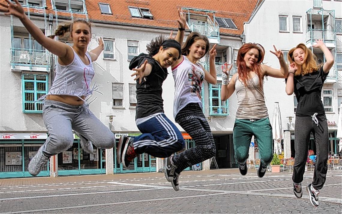 Völlig losgelöst: Streetdance-Aktive sorgen auf dem MühlackerKelterplatz für eine Attraktion. Foto: Recken