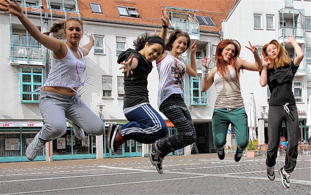 Völlig losgelöst: Streetdance-Aktive sorgen auf dem MühlackerKelterplatz für eine Attraktion. Foto: Recken