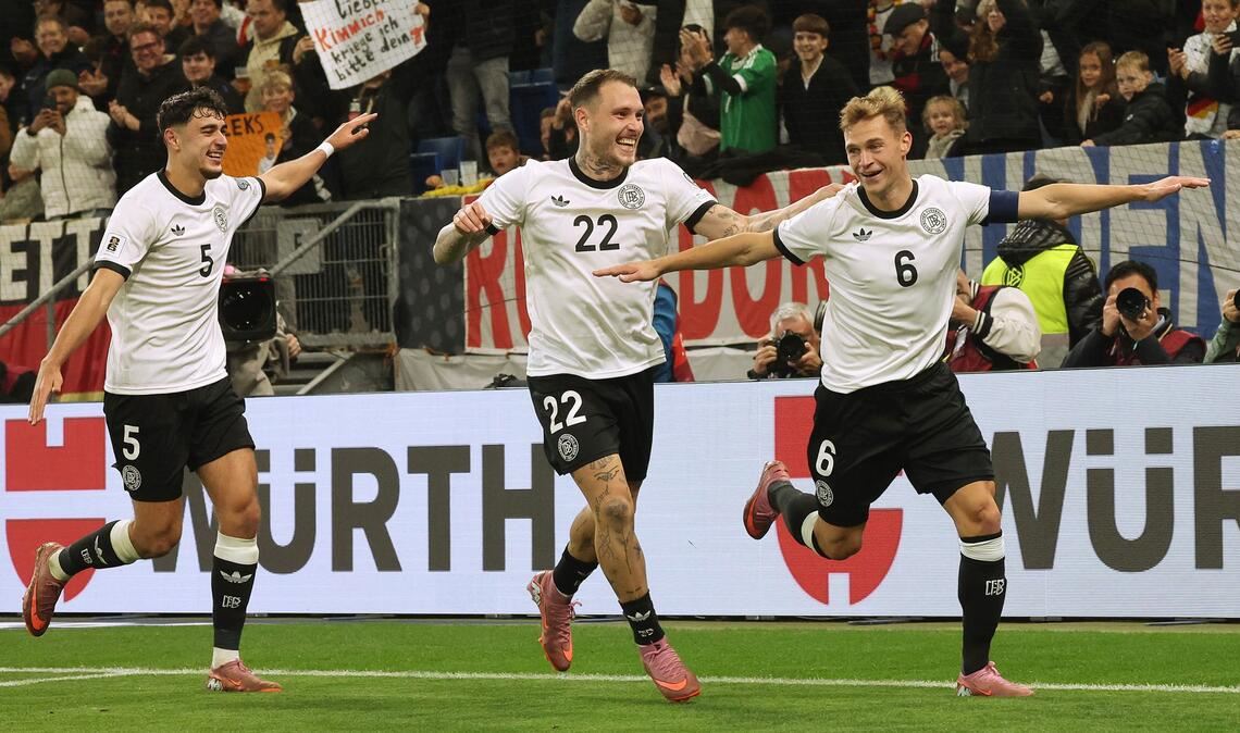 Völlig losgelöst: die Nationalspieler Joshua Kimmich, David Raum und Aleksandar Pavlovic (von rechts)