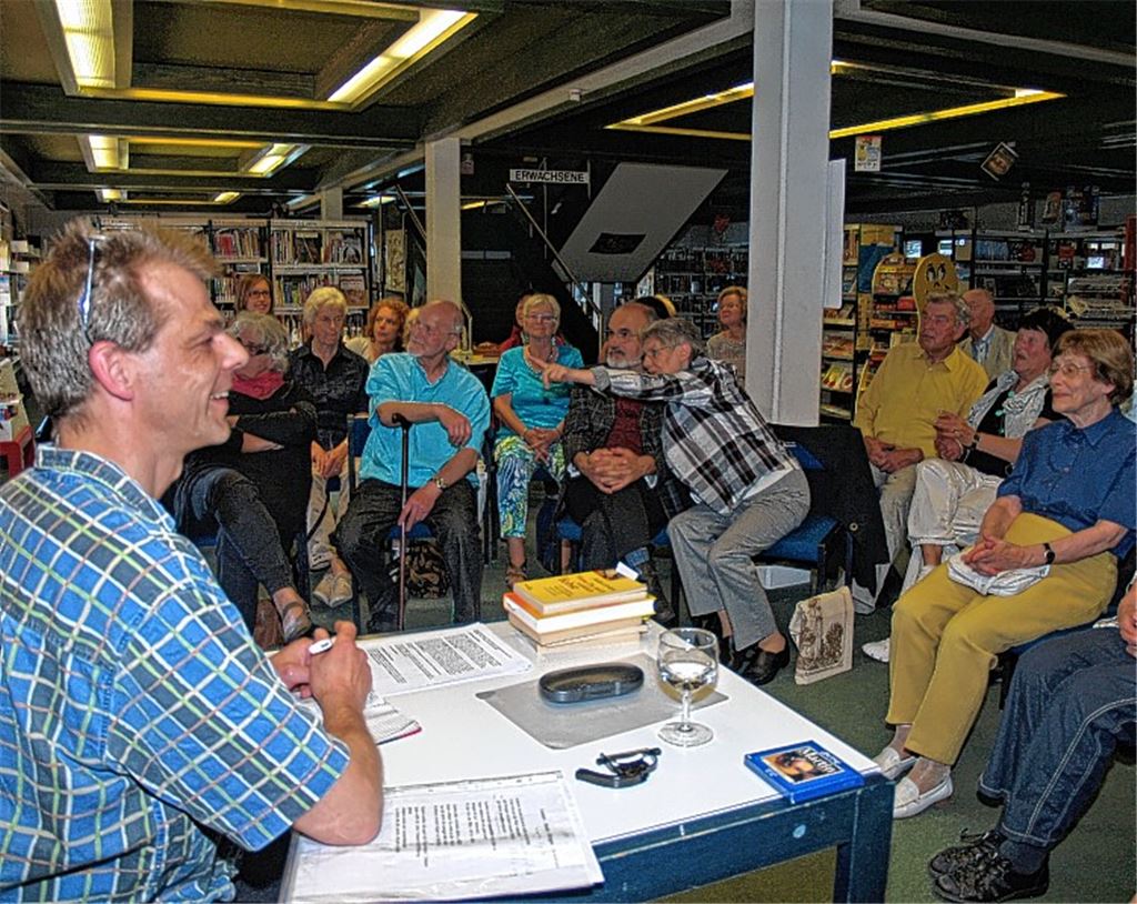 Volker Henkel (li.) lädt seine Zuhörer zum Dialog ein.