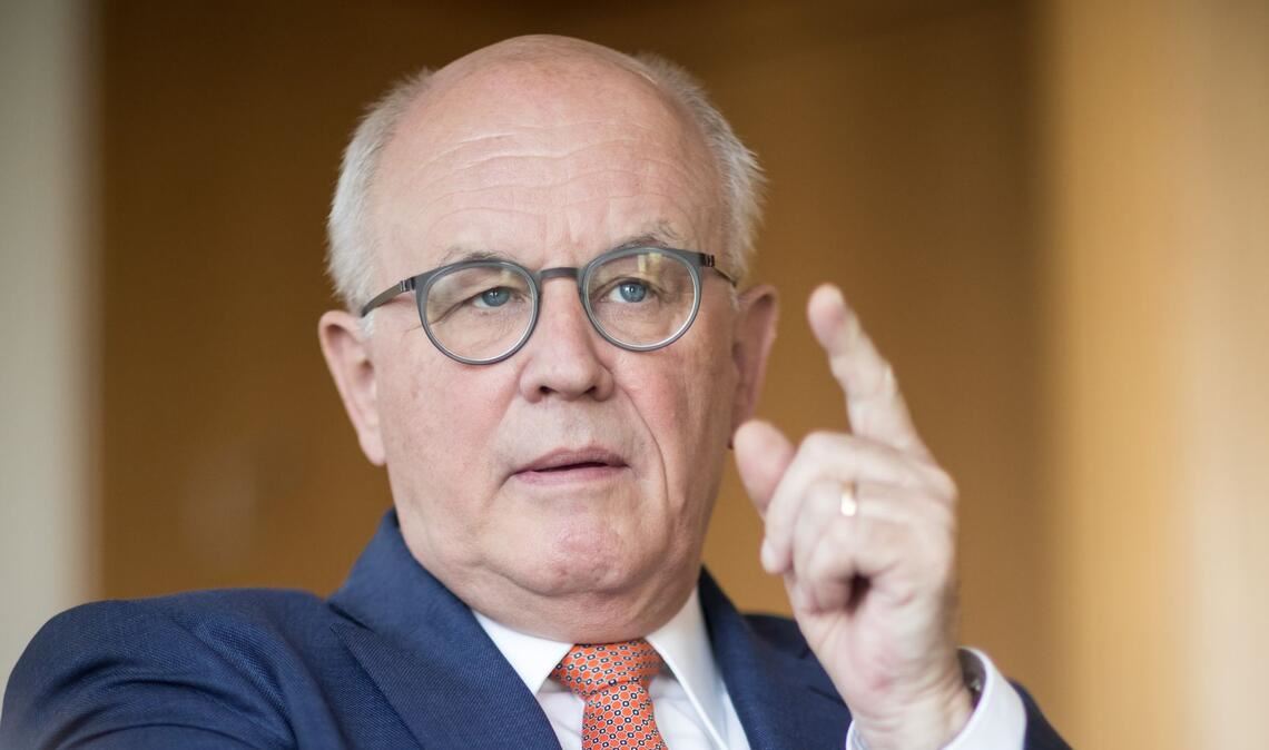Volker Kauder sagt, Wirtschaftsthemen sind wichtiger als Asylpolitik.