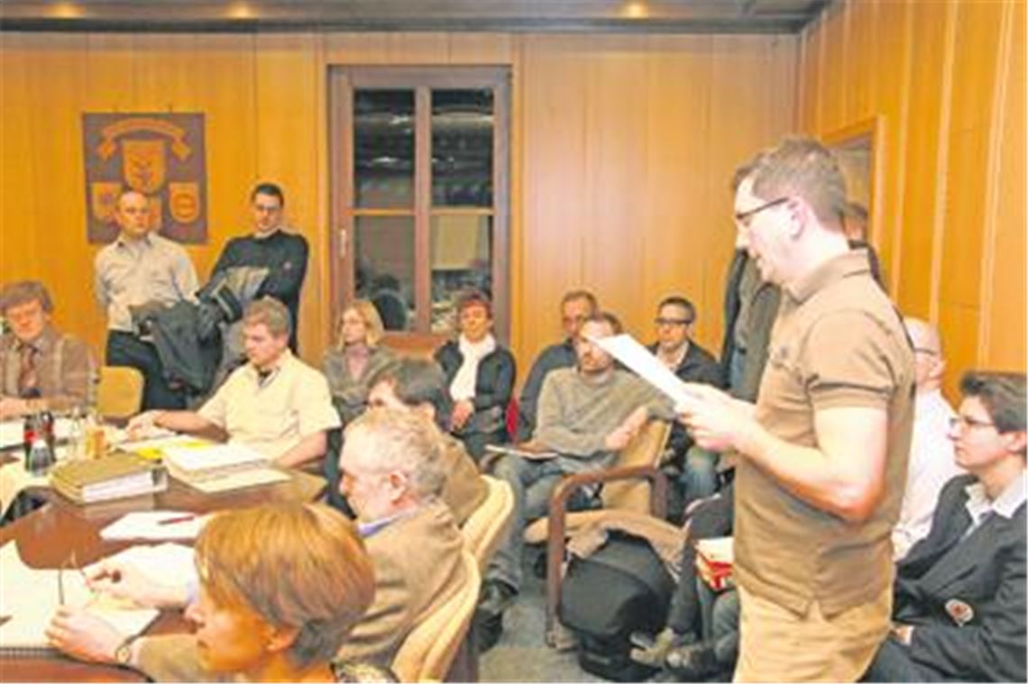 Volker Oettinger von der Kindergarten-Initiative richtet in der Bürgerfragestunde des Wiernsheimer Gemeinderates zahlreiche Fragen an das Gremium und die Verwaltung. Foto: Franz