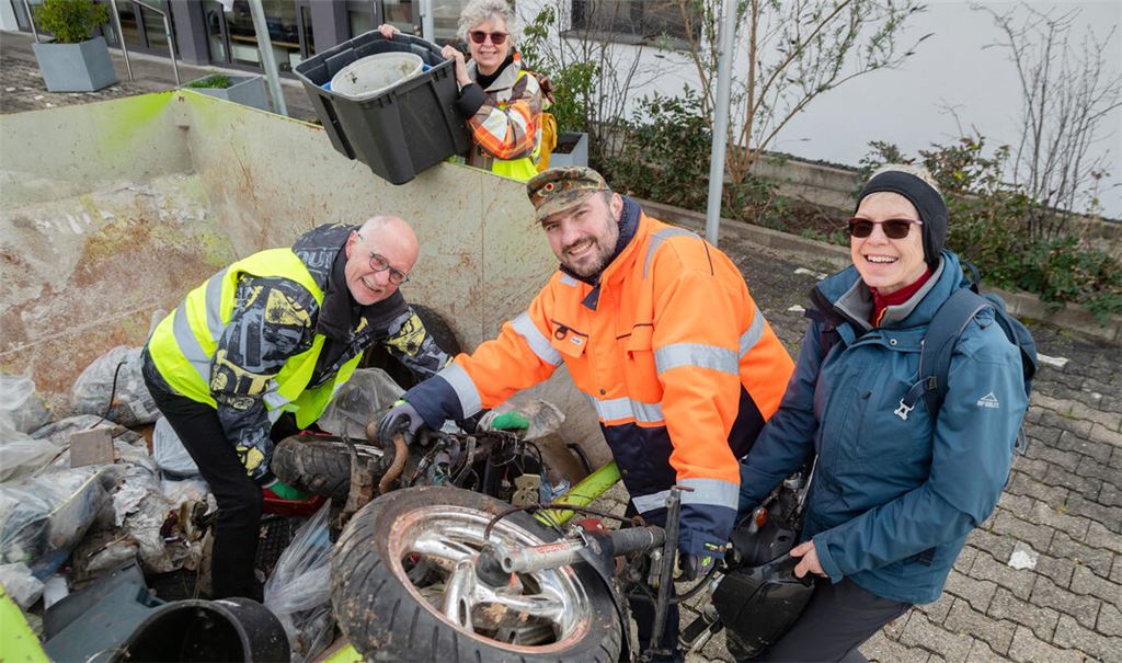 Volker Riedel, Timo Steinhilper, Charlotte Wiener (vorne, v. li.) und Marina Riedel (hinten) sammeln Müll in Freudenstein. Zu den spektakulärsten Fundstücken zählt ein Motorroller, der vor dem Steinbruch-Gelände entdeckt wird. Foto: Fotomoment