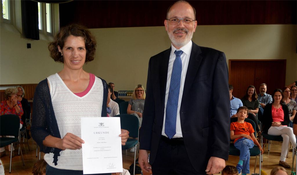 Volker Traub überreicht Anne Gärtner noch einmal die Einsetzungsurkunde. Foto: Stahlfeld
