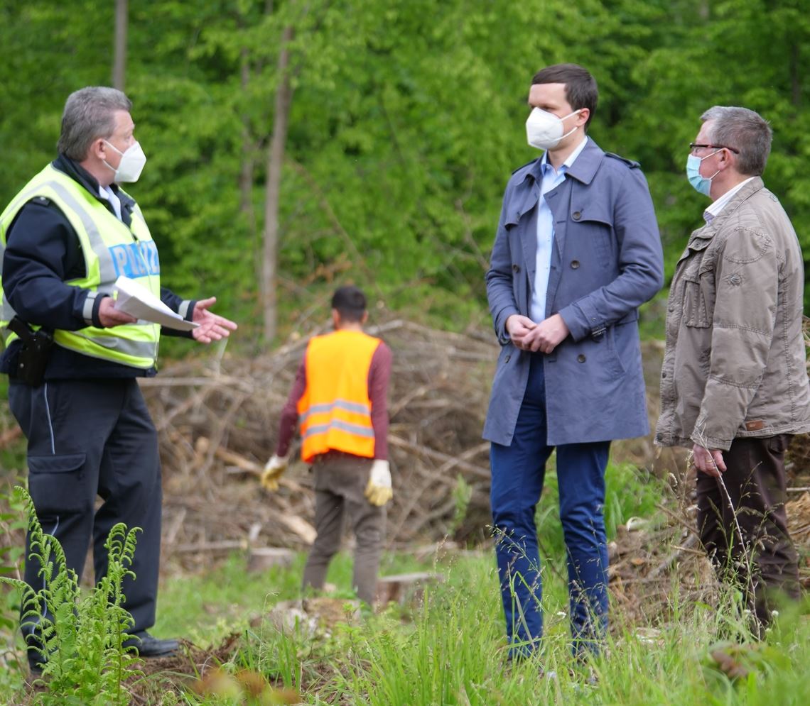 Volker Weingardt, Henrik Blaßies und Achim Jung (von links) wissen um die erzieherischen Effekte von Arbeitsstunden zum Wohle der Jugendlichen und der Gesellschaft. Foto: Friedrich