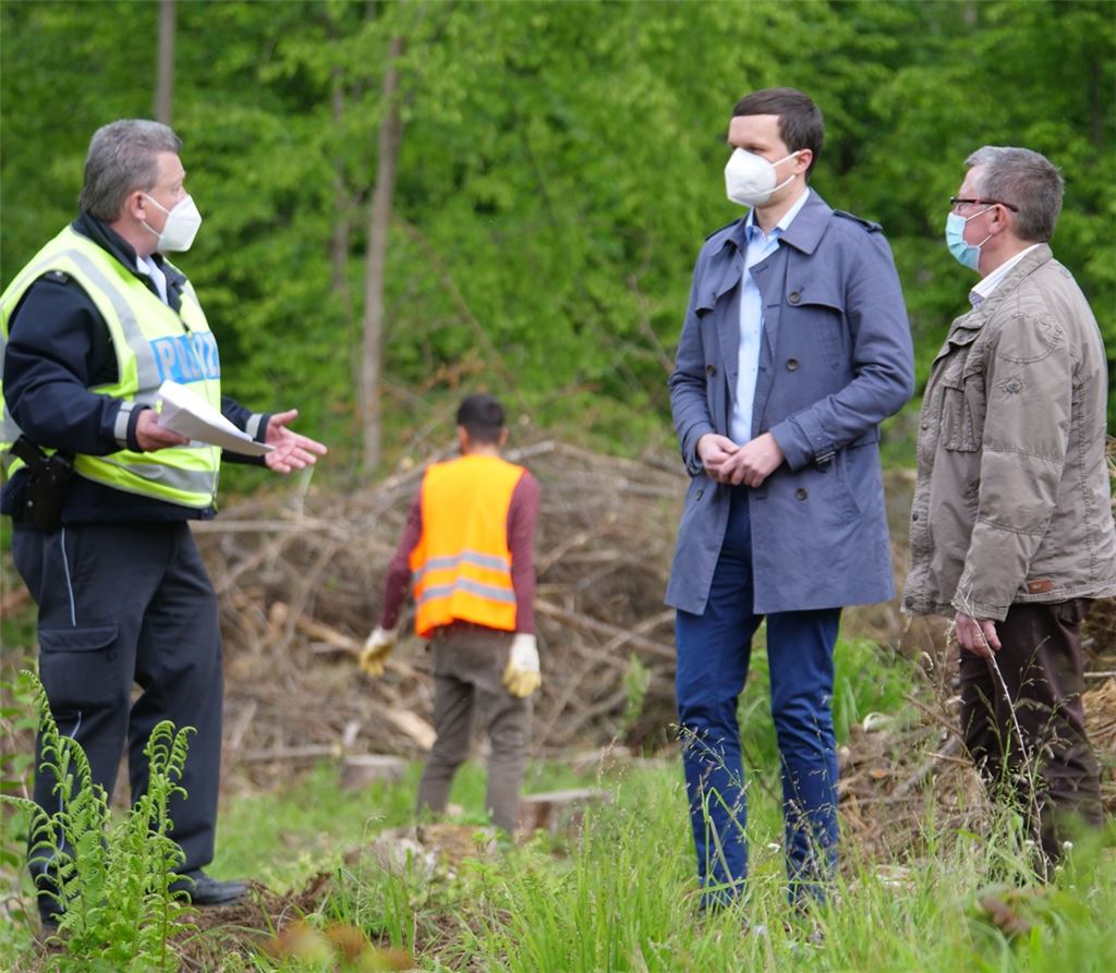 Volker Weingardt, Henrik Blaßies und Achim Jung (von links) wissen um die erzieherischen Effekte von Arbeitsstunden zum Wohle der Jugendlichen und der Gesellschaft. Foto: Friedrich