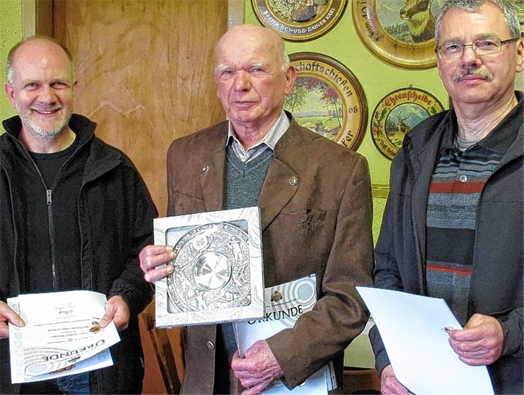 Volker Würtele, Helmut Elstner und Dieter Thieme (v.li.) sind seit Jahrzehnten dem Schützenverein Mühlacker treu. Foto: privat