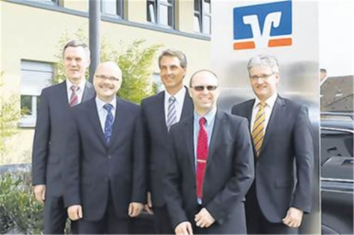 Volksbank-Bilanz vorgestellt (v. li.): Werner Eigenmann, Gerhard Rübenacker, Vorstandsvorsitzender Roland Schäfer, Volker Gaa und stellvertretender Vorstandsvorsitzender Michael Jung.
Foto: Recken
