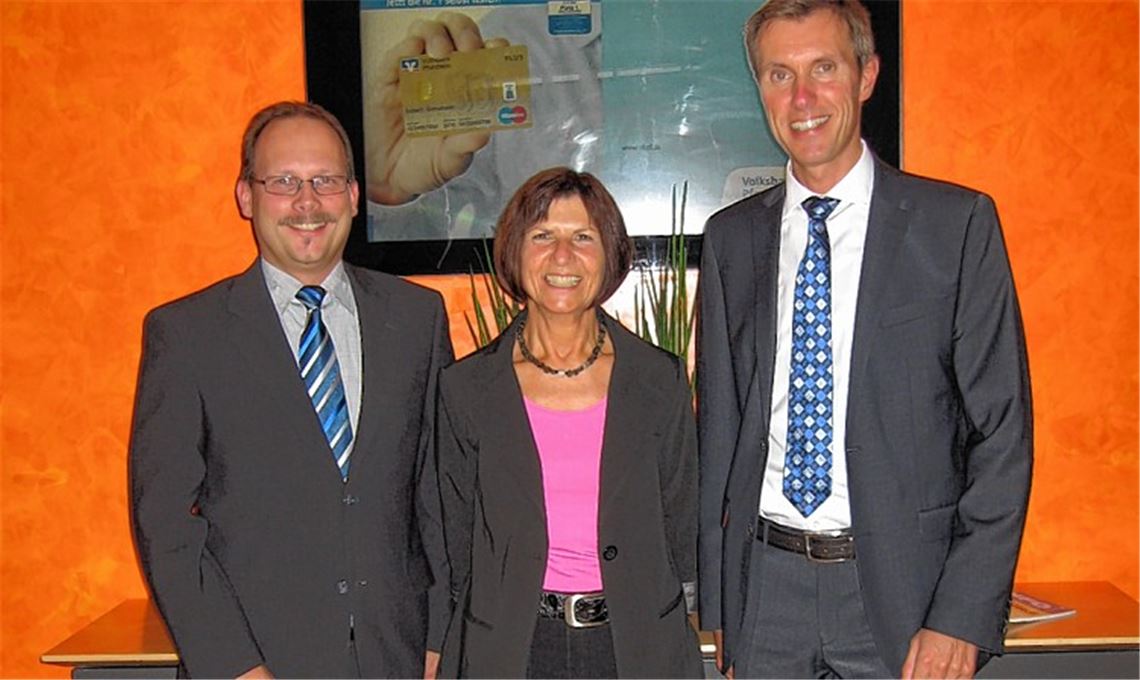Volksbank-Jubilarin Ursula Martin mit Bereichsleiter Martin Sailer (re.) und Regionalleiter Eric Großmann. Foto: privat