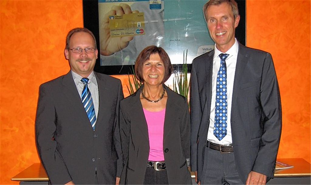 Volksbank-Jubilarin Ursula Martin mit Bereichsleiter Martin Sailer (re.) und Regionalleiter Eric Großmann. Foto: privat