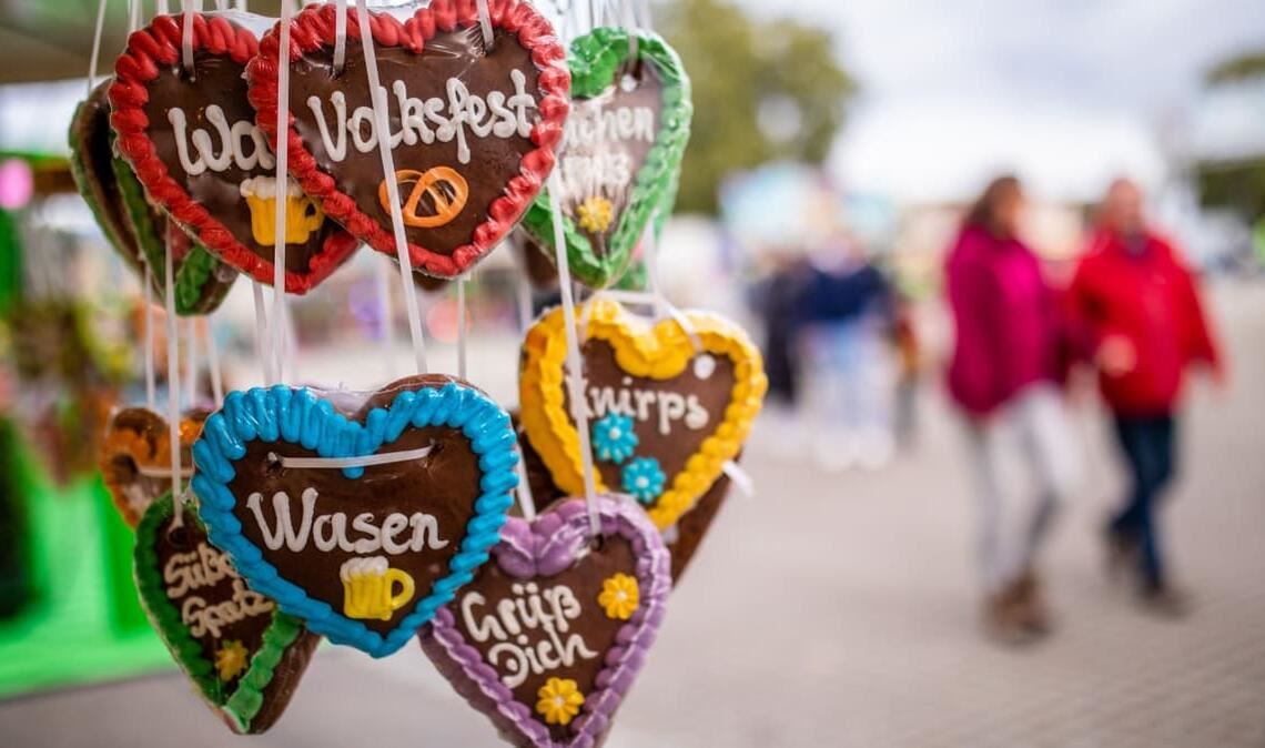 "Volksfest" und "Wasen" steht während des 177. Cannstatter Volksfests auf Lebkuchenherzen.