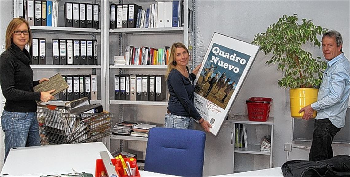 Volkshochschulchefin Katja Rohloff (v. li.), Nicole Bessler und Walter Wawra richten die neuen Vhs-Räume im Mühlehof ein. Foto: Sadler