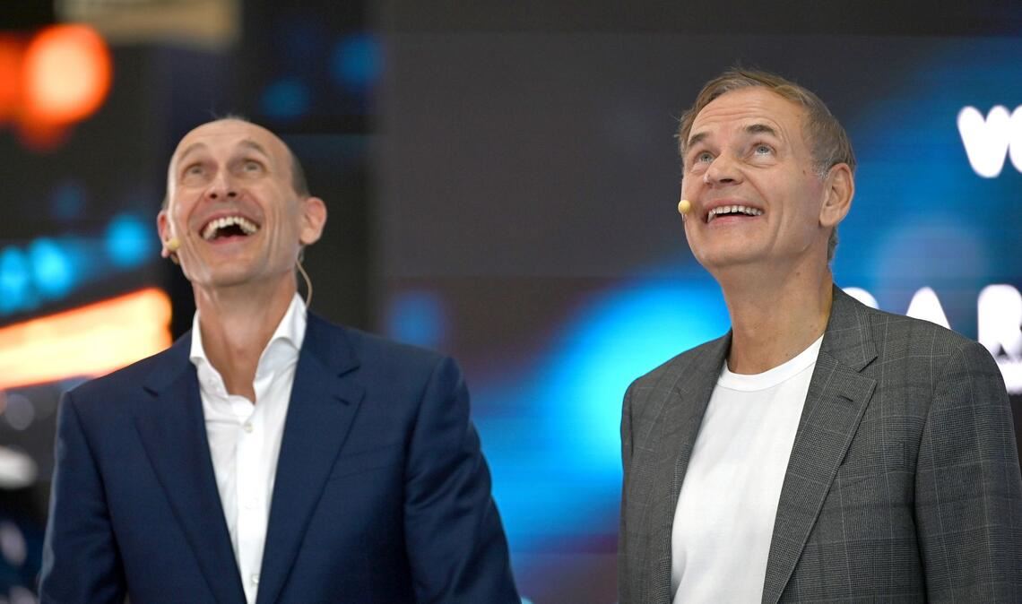 Volkswagen-Chef Oliver Blume (r) und Volkswagen-Vorstandmitglied für China, Ralf Brandstätter, in Shanghai. Der Konzern investiert trotz Schwierigkeiten viel Geld in die neue Technologie.