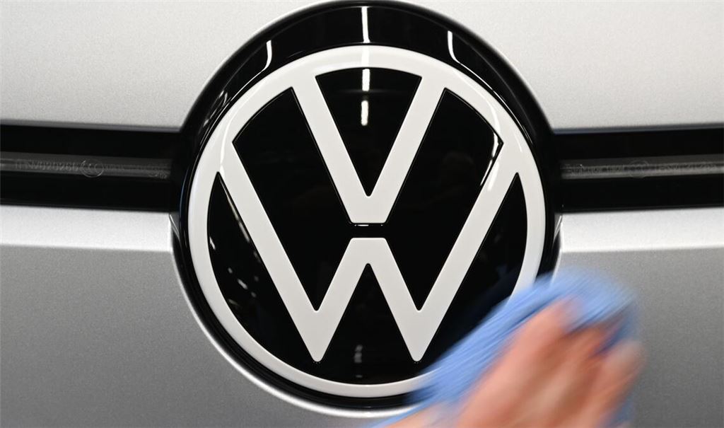 Volkswagen zeigt sich zuversichtlich, Produktionsstopps wegen fehlender Halbleiter noch abzuwenden. (Symbolbild)
