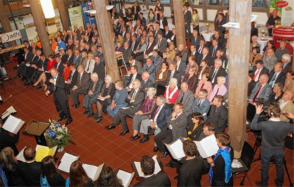 Voll ausgelastet: 160 geladene Gäste in der historischen Kelter in Ötisheim genießen beim Jubiläumsempfang des Enzkreises die Beiträge des Kammerchors Maulbronn.