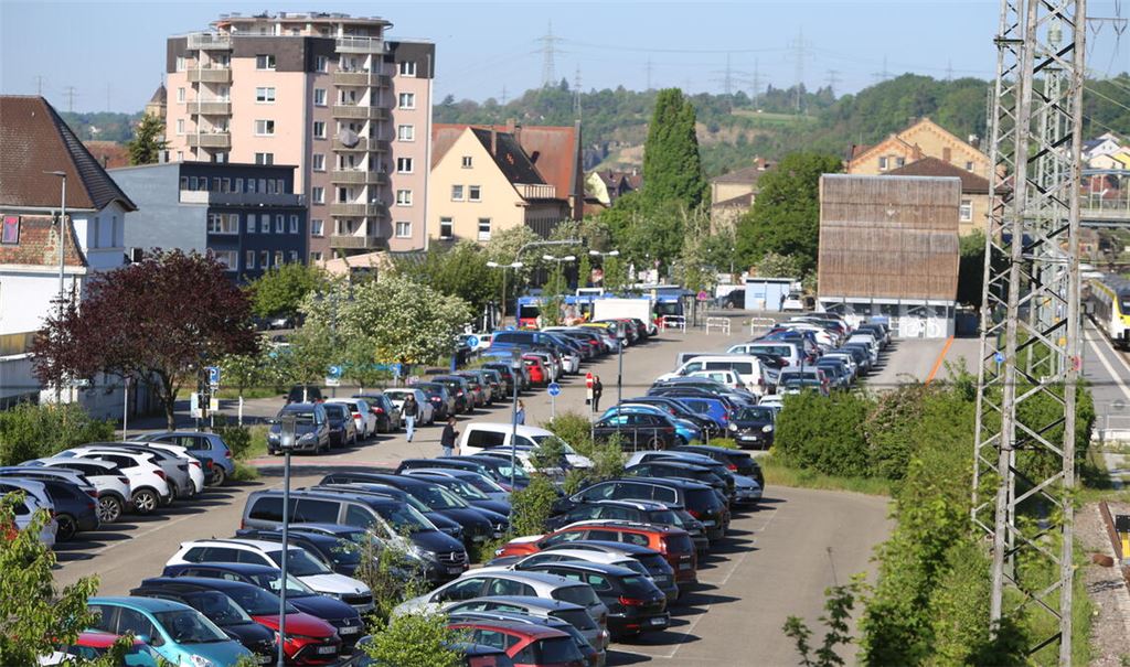 Voll ausgelastet: An Werktagen ist beim Mühlacker Bahnhof auf dem Gelände „Lienzinger Tor“, wo derzeit circa 240 kostenlose Parkplätze zur Verfügung stehen, häufig schon am späteren Morgen keine Lücke mehr zu finden – und die Lage wird sich, wenn auf dem Areal eine Containerunterkunft gebaut wird, noch verschärfen. Fotos: Oberwemmer